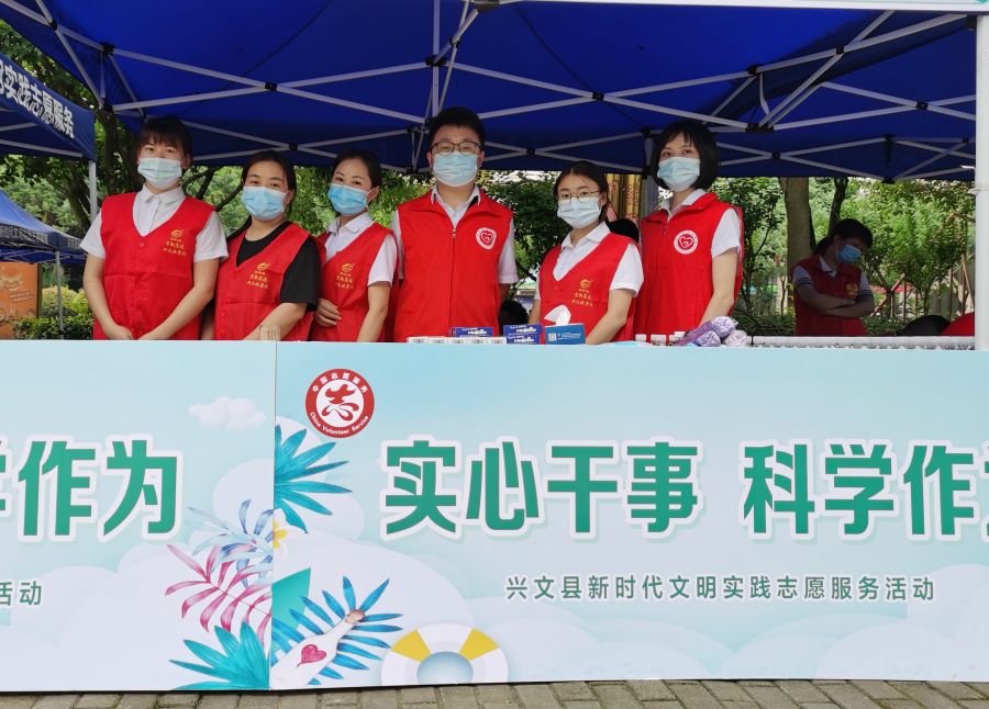 宜叙高速兴文收费站团员青年在兴文县二中高考考点开展爱心助考志愿服务活动.jpg